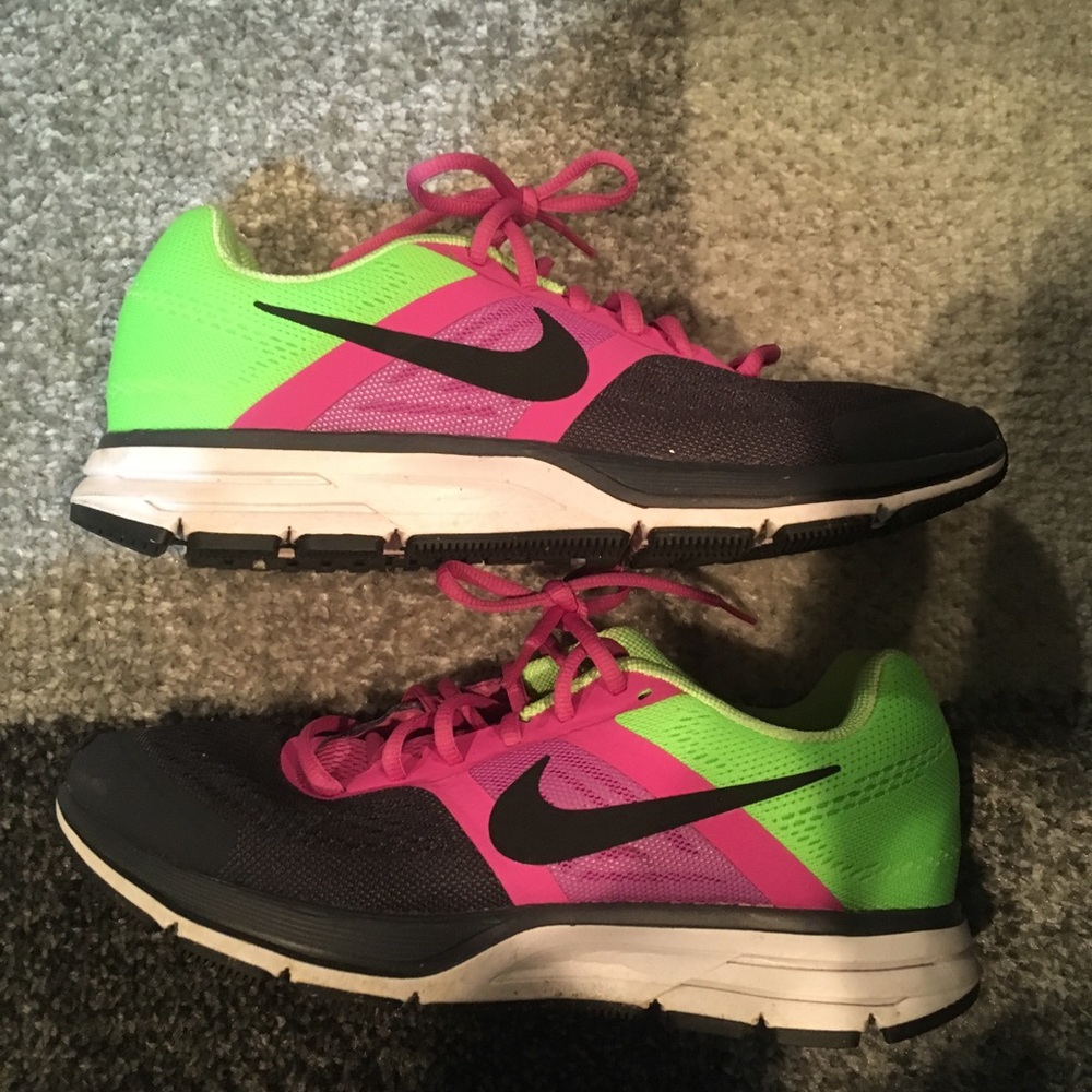 Nike - Picture 3 of 5